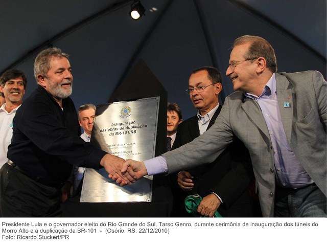 Presidente Lula e o governador eleito do Rio Grande do Sul, Tarso Genro, durante cerimônia de inauguração dos túneis do Morro Alto e a duplicação da BR-101 