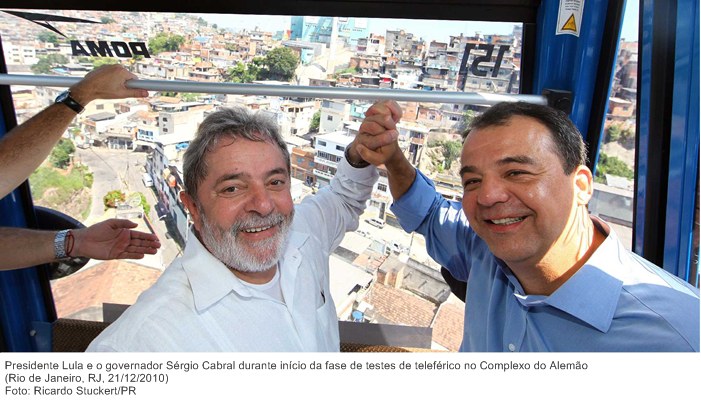 Presidente Lula e o governador Sérgio Cabral durante início da fase de testes de teleférico no Complexo do Alemão