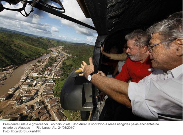 Presidente Lula e o governador Teotônio Vilela Filho durante sobrevoo a áreas atingidas pelas enchentes no estado de Alagoas