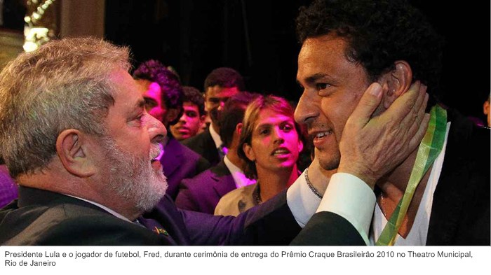 Presidente Lula e o jogador de futebol, Fred, durante cerimônia de entrega do Prêmio Craque Brasileirão 2010 no Theatro Municipal, Rio de Janeiro.