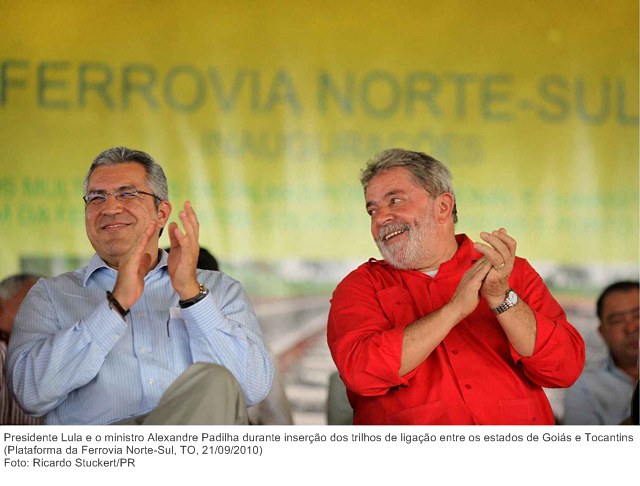 Presidente Lula e o ministro Alexandre Padilha durante inserção dos trilhos de ligação entre os estados de Goiás e Tocantins.