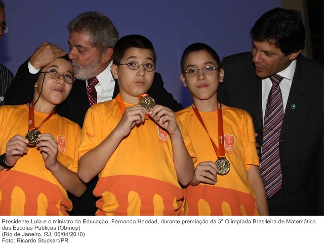 Presidente Lula e o ministro da Educação, Fernando Haddad, durante premiação da 5ª Olimpíada Brasileira de Matemática das Escolas Públicas (Obmep).