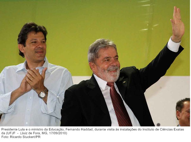 Presidente Lula e o ministro da Educação, Fernando Haddad, durante visita às instalações do Instituto de Ciências Exatas da (UFJF )