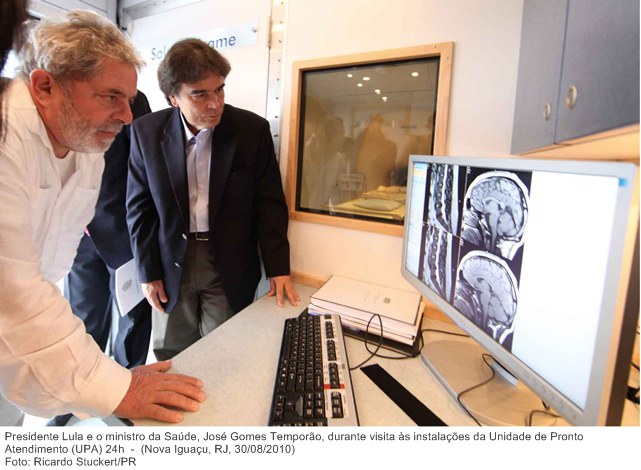 Presidente Lula e o ministro da Saúde, José Gomes Temporão, durante visita às instalações da Unidade de Pronto Atendimento (UPA) 24h 