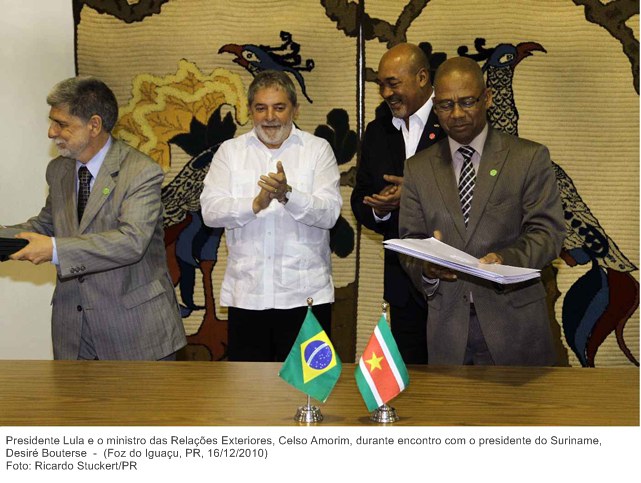 Presidente Lula e o ministro das Relações Exteriores, Celso Amorim, durante encontro com o presidente do Suriname, Desiré Bouterse (2).