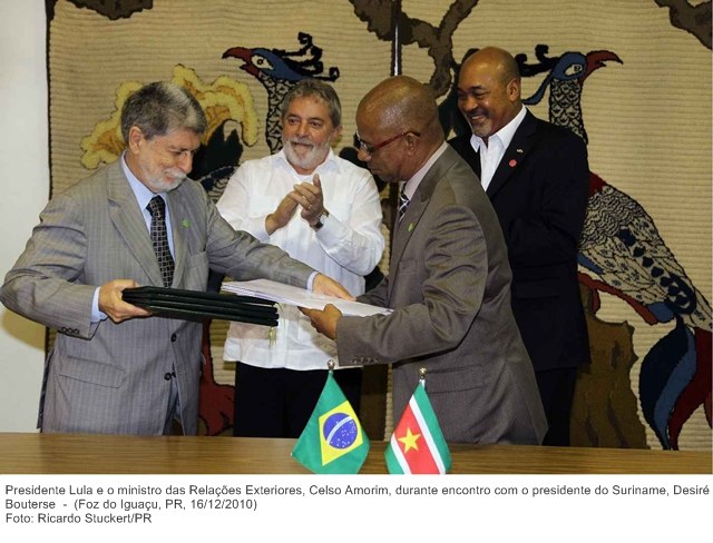 Presidente Lula e o ministro das Relações Exteriores, Celso Amorim, durante encontro com o presidente do Suriname, Desiré Bouterse.