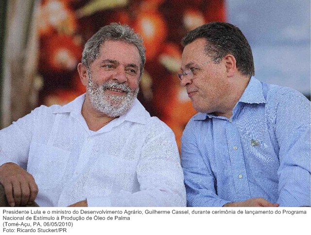 Presidente Lula e o ministro do Desenvolvimento Agrário, Guilherme Cassel, durante cerimônia de lançamento do Programa Nacional de Estímulo à Produção de Óleo de Palma.