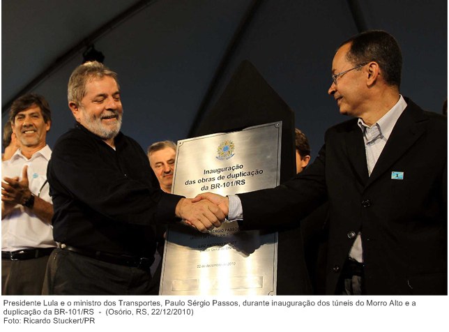 Presidente Lula e o ministro dos Transportes, Paulo Sérgio Passos, durante inauguração dos túneis do Morro Alto e a duplicação da BR-101-RS.