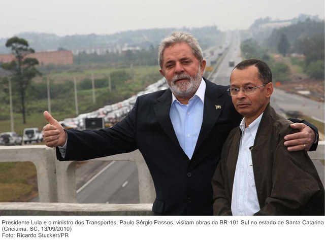 Presidente Lula e o ministro dos Transportes, Paulo Sérgio Passos, visitam obras da BR-101 Sul no estado de Santa Catarina.