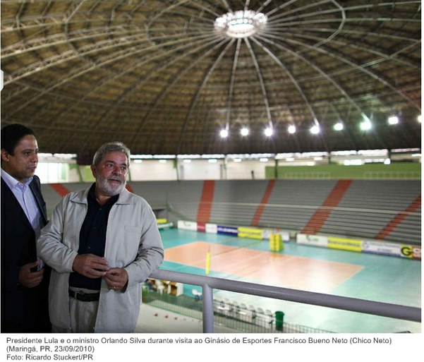 Presidente Lula e o ministro Orlando Silva durante visita ao Ginásio de Esportes Francisco Bueno Neto (Chico Neto) (2).