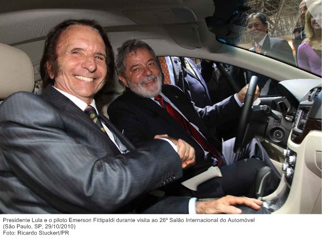 Presidente Lula e o piloto Emerson Fittipaldi durante visita ao 26º Salão Internacional do Automóvel.
