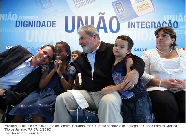 Presidente Lula e o prefeito do Rio de Janeiro, Eduardo Paes, durante cerimônia de entrega do Cartão Família Carioca.