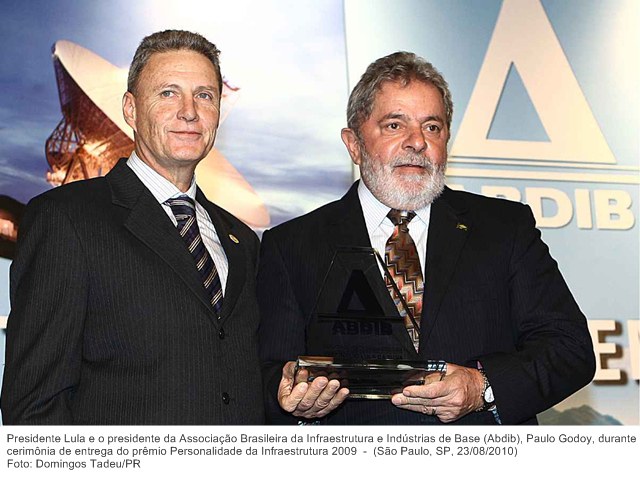 Presidente Lula e o presidente da Associação Brasileira da Infraestrutura e Indústrias de Base (Abdib), Paulo Godoy, durante cerimônia de entrega do prêmio Personalidade da Infraestrutura 2009.