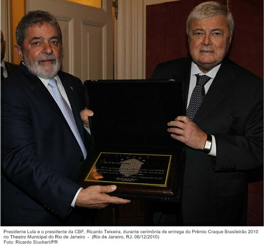 Presidente Lula e o presidente da CBF, Ricardo Teixeira, durante cerimônia de entrega do Prêmio Craque Brasileirão 2010 no Theatro Municipal do Rio de Janeiro.