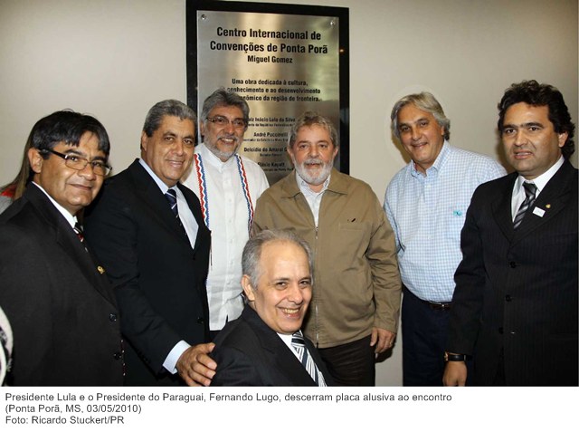 Presidente Lula e o Presidente do Paraguai, Fernando Lugo, descerram placa alusiva ao encontro.