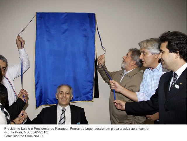 Presidente Lula e o Presidente do Paraguai, Fernando Lugo, descerram placa alusiva ao encontro (2).