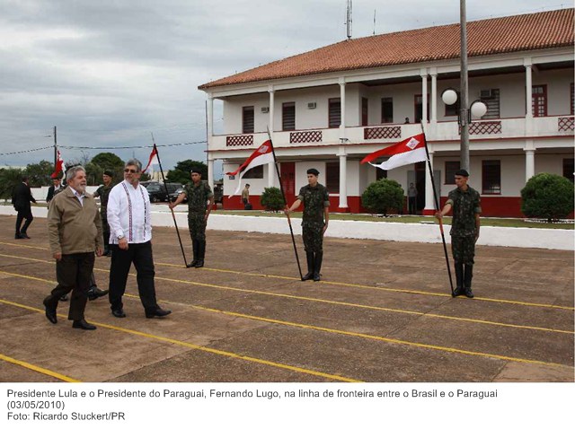 Presidente Lula e o Presidente do Paraguai, Fernando Lugo, na linha de fronteira entre o Brasil e o Paraguai (2).
