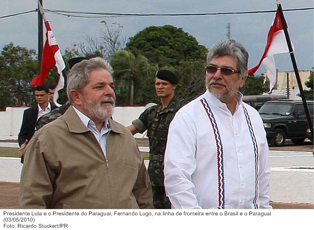 Presidente Lula e o Presidente do Paraguai, Fernando Lugo, na linha de fronteira entre o Brasil e o Paraguai 