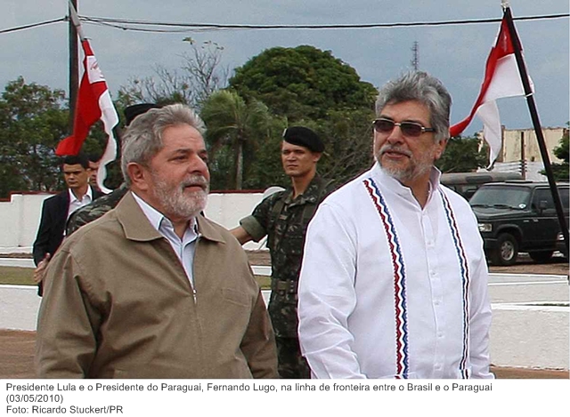 Presidente Lula e o Presidente do Paraguai, Fernando Lugo, na linha de fronteira entre o Brasil e o Paraguai 