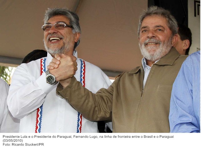 Presidente Lula e o Presidente do Paraguai, Fernando Lugo, na linha de fronteira entre o Brasil e o Paraguai.
