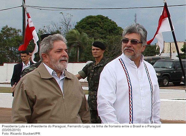 Presidente Lula e o Presidente do Paraguai, Fernando Lugo, na linha de fronteira entre o Brasil e o Paraguai (4).