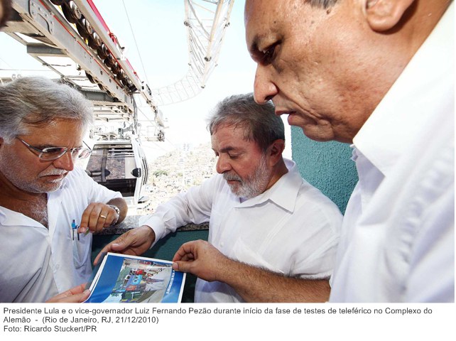 Presidente Lula e o vice-governador Luiz Fernando Pezão durante início da fase de testes de teleférico no Complexo do Alemão.