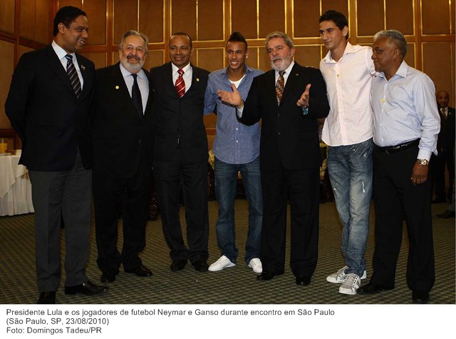 Presidente Lula e os jogadores de futebol Neymar e Ganso durante encontro em São Paulo.