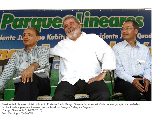 Presidente Lula e os ministros Marcio Fortes e Paulo Sérgio Oliveira durante cerimônia de inauguração de unidades habitacionais e parques lineares nas bacias dos córregos Cabaça e Segredo.