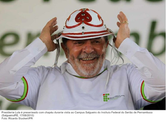 Presidente Lula é presenteado com chapéu durante visita ao Campus Salgueiro do Instituto Federal do Sertão de Pernambuco.