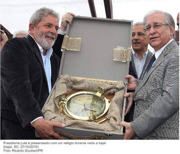 Presidente Lula é presenteado com um relógio durante visita a Itajaí.