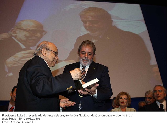 Presidente Lula é presenteado durante celebração do Dia Nacional da Comunidade Árabe no Brasil.