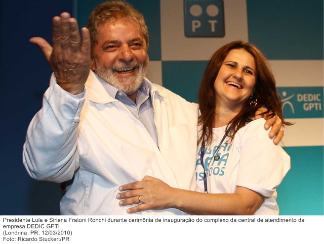 Presidente Lula e Sirlena Fratoni Ronchi durante cerimônia de inauguração do complexo da central de atendimento da empresa DEDIC GPTI.