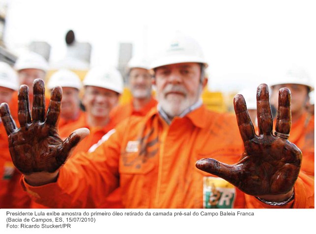 Presidente Lula exibe amostra do primeiro óleo retirado da camada pré-sal do Campo Baleia Franca.