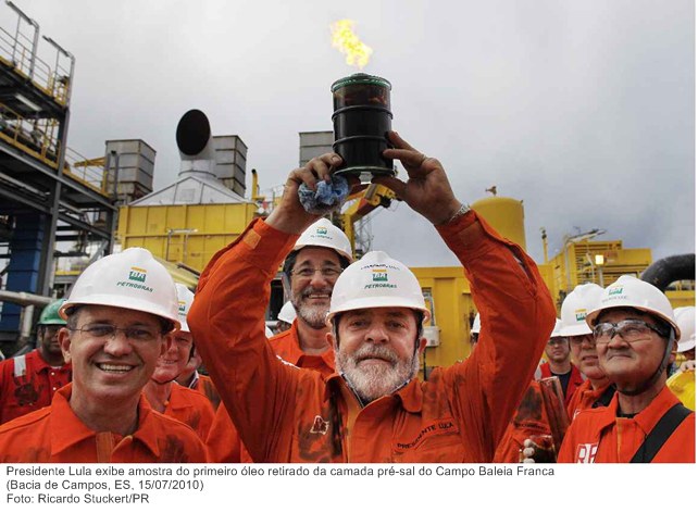 Presidente Lula exibe amostra do primeiro óleo retirado da camada pré-sal do Campo Baleia Franca (2).