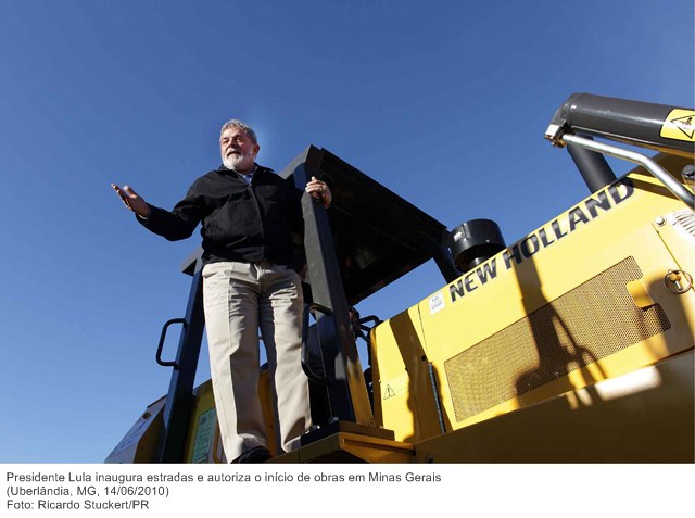Presidente Lula inaugura estradas e autoriza o início de obras em Minas Gerais.