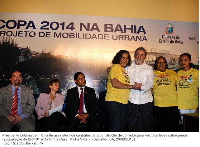 Presidente Lula na cerimônia de assinatura de contratos para construção de corredor para veículos leves sobre pneus, recuperação da BR-101 e do Minha Casa, Minha Vida 