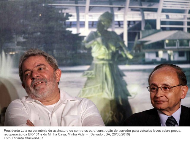 Presidente Lula na cerimônia de assinatura de contratos para construção de corredor para veículos leves sobre pneus, recuperação da BR-101 e do Minha Casa, Minha Vida (5).