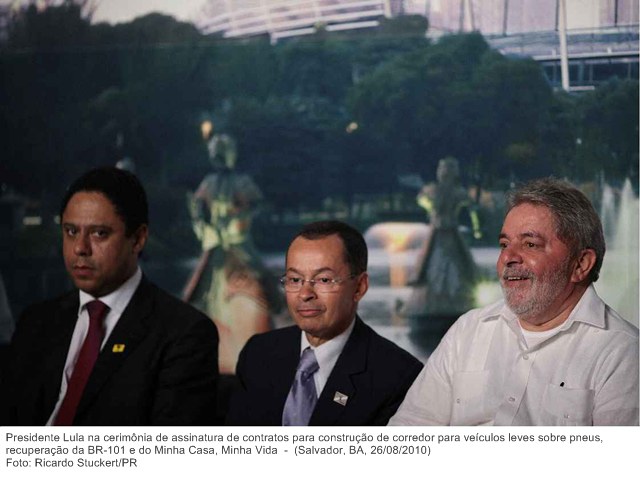 Presidente Lula na cerimônia de assinatura de contratos para construção de corredor para veículos leves sobre pneus, recuperação da BR-101 e do Minha Casa, Minha Vida