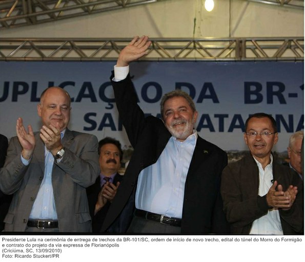 Presidente Lula na cerimônia de entrega de trechos da BR-101SC, ordem de início de novo trecho, edital do túnel do Morro do Formigão e contrato do projeto da via expressa de Florianópolis.