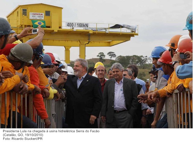 Presidente Lula na chegada à usina hidrelétrica Serra do Facão.