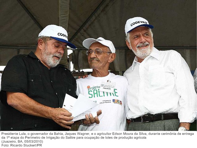 Presidente Lula, o governador da Bahia, Jaques Wagner, e o agricultor Edson Moura da Silva, durante cerimônia de entrega da 1ª etapa do Perímetro de Irrigação do Salitre para ocupação de lotes