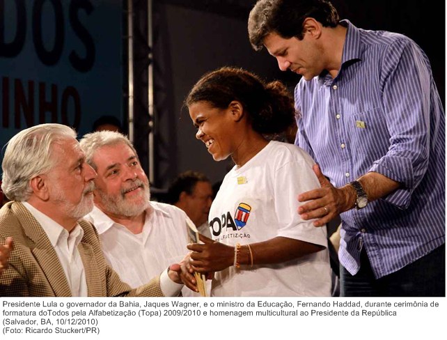Presidente Lula o governador da Bahia, Jaques Wagner, e o ministro da Educação, Fernando Haddad, durante cerimônia de formatura doTodos pela Alfabetização (Topa) 2009-2010 (2).