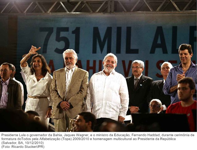 Presidente Lula o governador da Bahia, Jaques Wagner, e o ministro da Educação, Fernando Haddad, durante cerimônia de formatura doTodos pela Alfabetização (Topa) 2009-2010.
