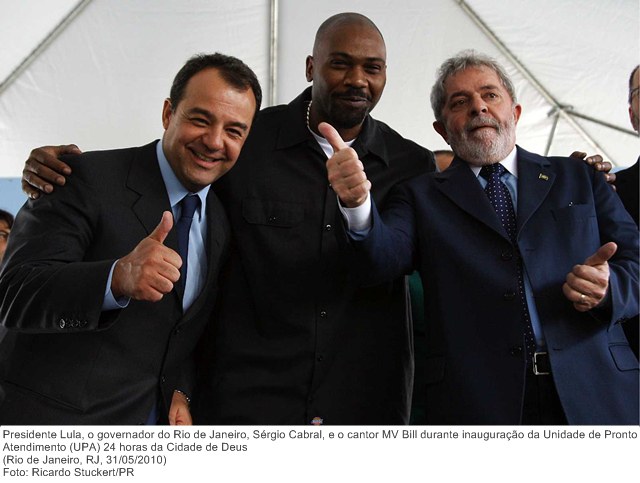 Presidente Lula, o governador do Rio de Janeiro, Sérgio Cabral, e o cantor MV Bill durante inauguração da Unidade de Pronto Atendimento (UPA) 24 horas da Cidade de Deus.