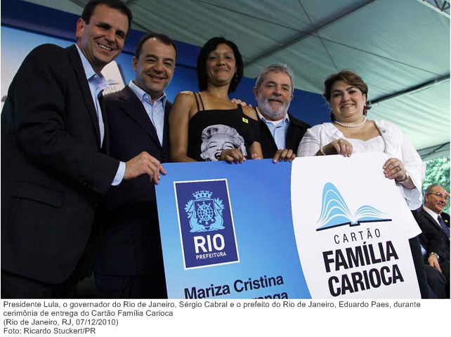 Presidente Lula, o governador do Rio de Janeiro, Sérgio Cabral e o prefeito do Rio de Janeiro, Eduardo Paes, durante cerimônia de entrega do Cartão Família Carioca 