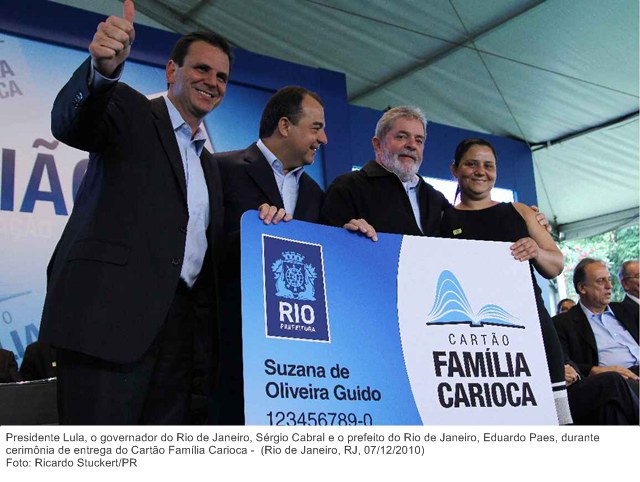 Presidente Lula, o governador do Rio de Janeiro, Sérgio Cabral e o prefeito do Rio de Janeiro, Eduardo Paes, durante cerimônia de entrega do Cartão Família Carioca