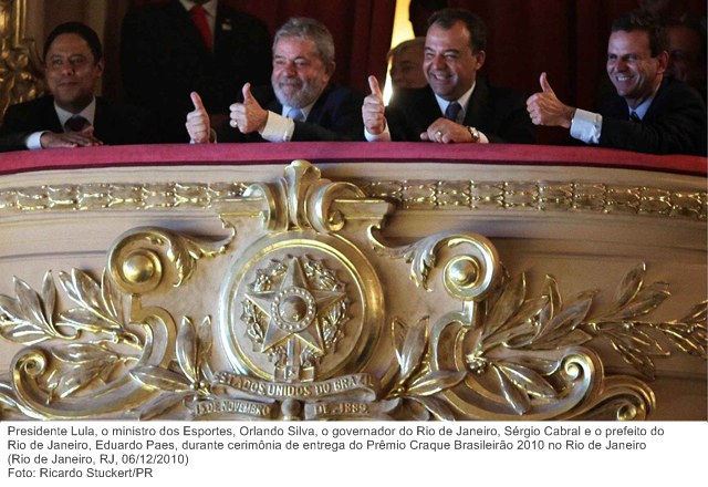 Presidente Lula, o governador do Rio de Janeiro, Sérgio Cabral e o prefeito do Rio de Janeiro, Eduardo Paes, durante cerimônia de entrega do Prêmio Craque Brasileirão 2010 no Theatro Municipal.
