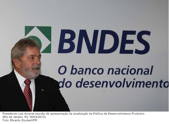 Presidente Lula, o governador do Rio de Janeiro, Sérgio Cabral, e o vice-governador, Luiz Fernando Pezão, durante encontro no Copacabana Palace.