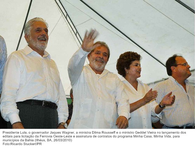 Presidente Lula, o governador Jaques Wagner, a ministra Dilma Rousseff e o ministro Geddel Vieira no lançamento dos editais para licitação da Ferrovia Oeste-Leste e assinatura de contratos.