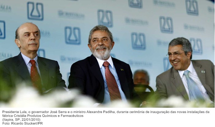 Presidente Lula, o governador José Serra e o ministro Alexandre Padilha, durante cerimônia de inauguração das novas instalações da fábrica Cristália Produtos Químicos e Farmacêuticos.